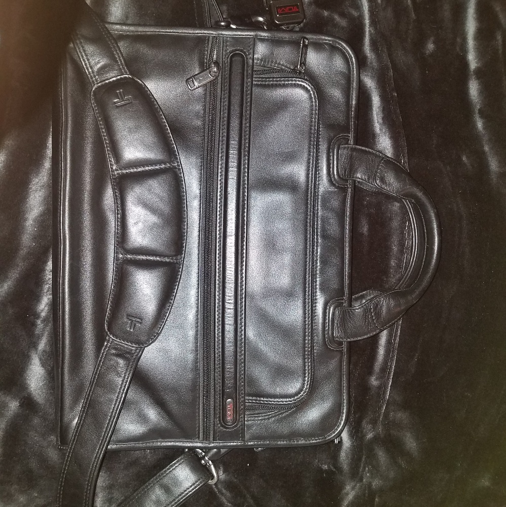 Tumi leather laptop briefcase model 900D3.